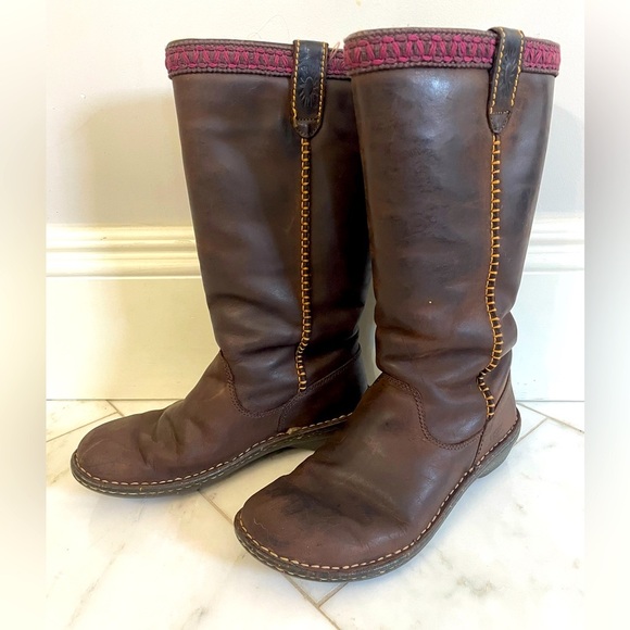 UGG Shoes - UGG Australia dark brown leather sheepskin Sherpa lined women leather boots sz 8